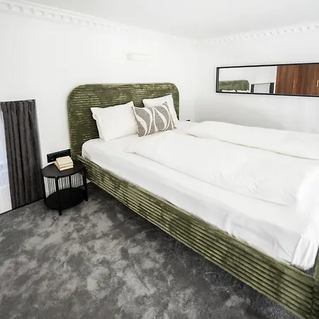 Garden Retreat For Two! Brand New Ii *